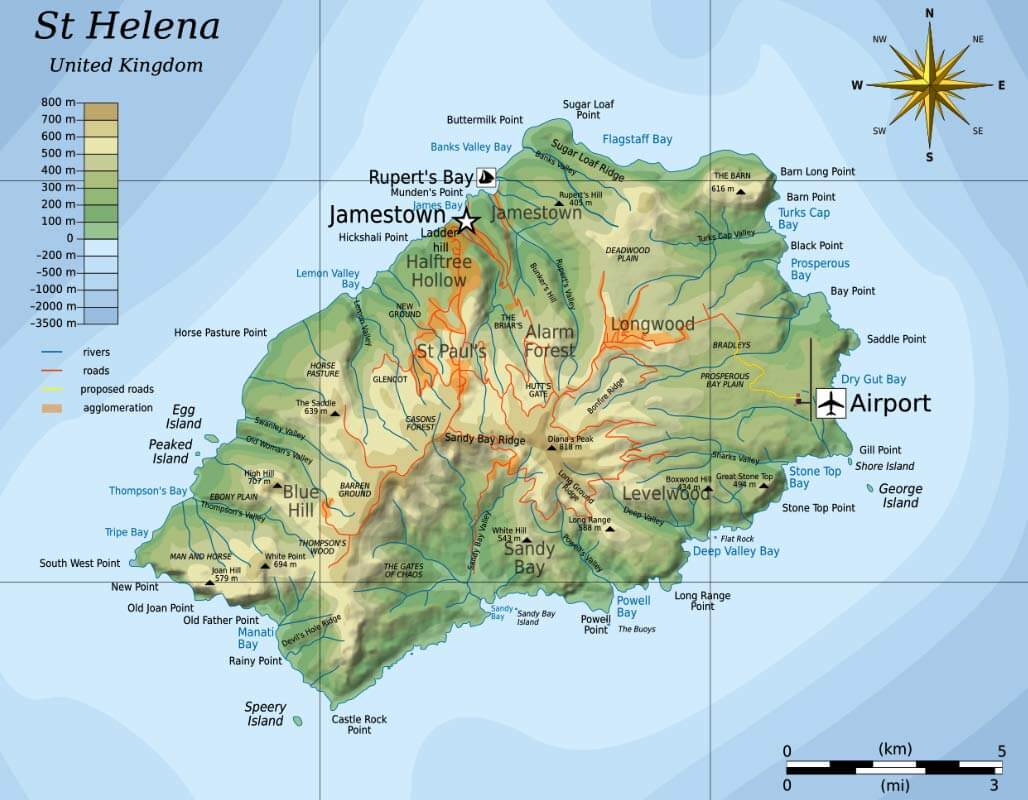 Kaart van Sint-Helena met hoogteverschillen, wegen en het vliegveld
