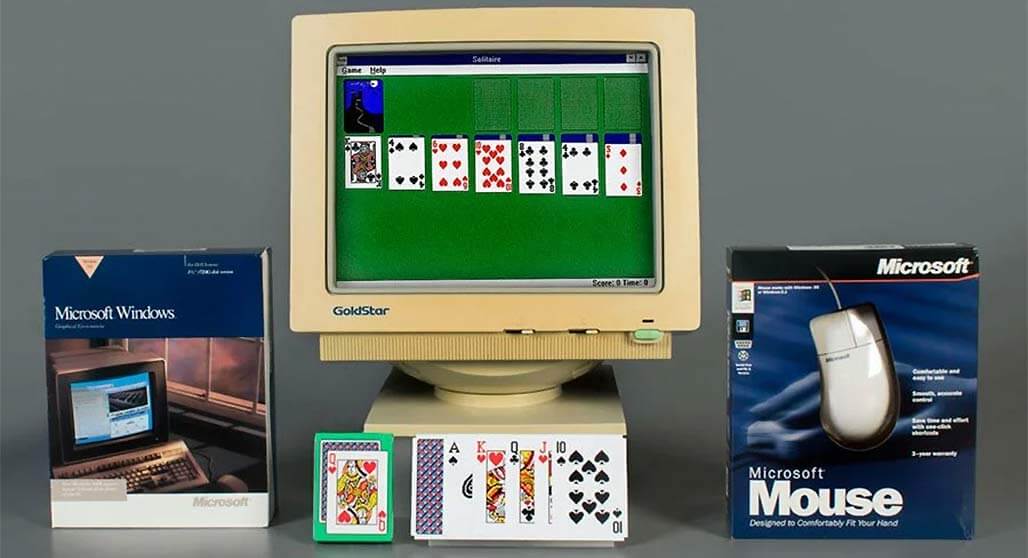 Vintage computerset-up met een GoldStar-monitor die Solitaire toont, samen met een Microsoft Windows- en muisdoos